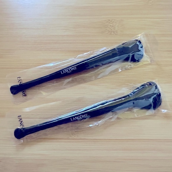 2/$20 • Set of 2 Lancôme Make-Up Brushes - Picture 2 of 8
